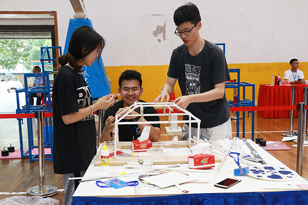 参赛小组成员合作完成模型制作 德赢ac米兰官方合作vwin宣传部 隋明潓 摄0.jpg